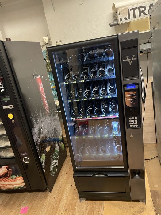 Вендинг машина за храни и напитки Zannusi Snakky RY