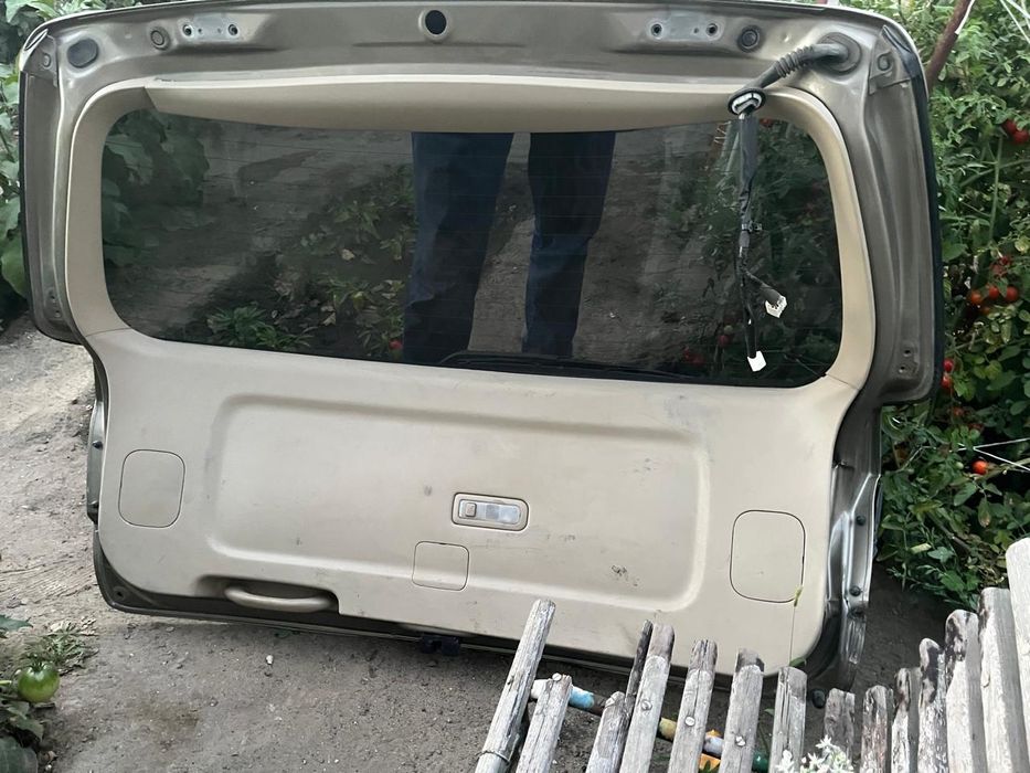 Продам стекло багажника оригинал