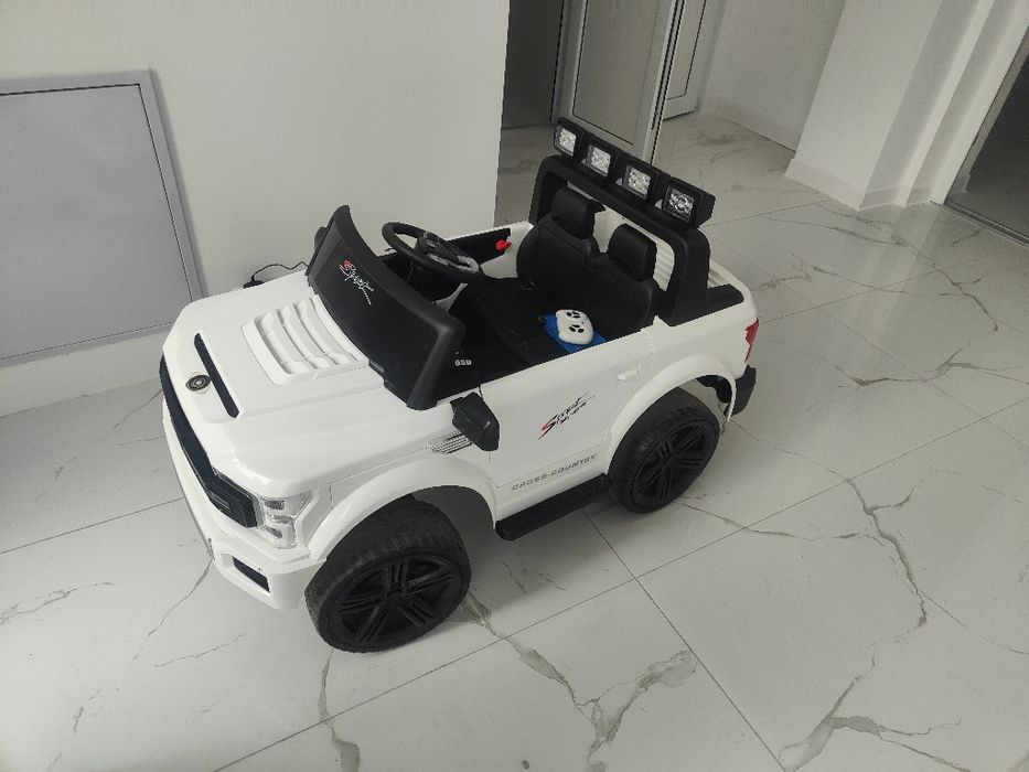 Mașina electrică copii 24v jeep , aproape noua cu telecomanda, 2locuri