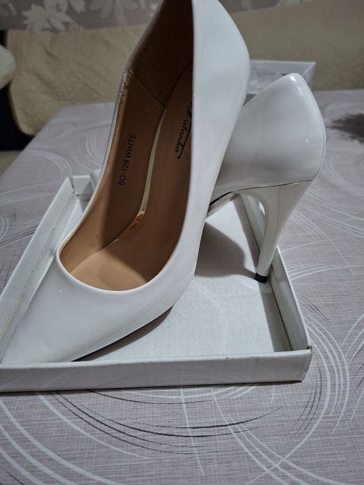 Класически бели токчета за повод – Размер 38