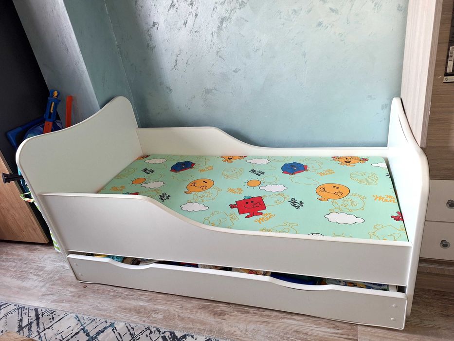 Детско легло с матрак и място за багаж
