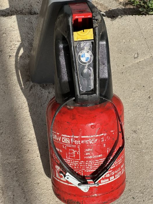 Огнетушитель на BMW оригинал