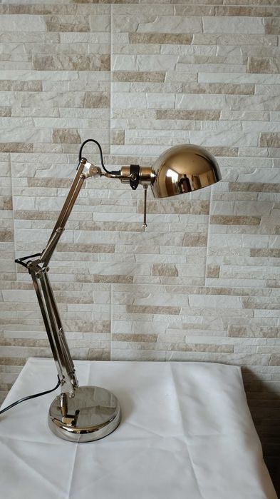 Никелирана настолна лампа за бюро
