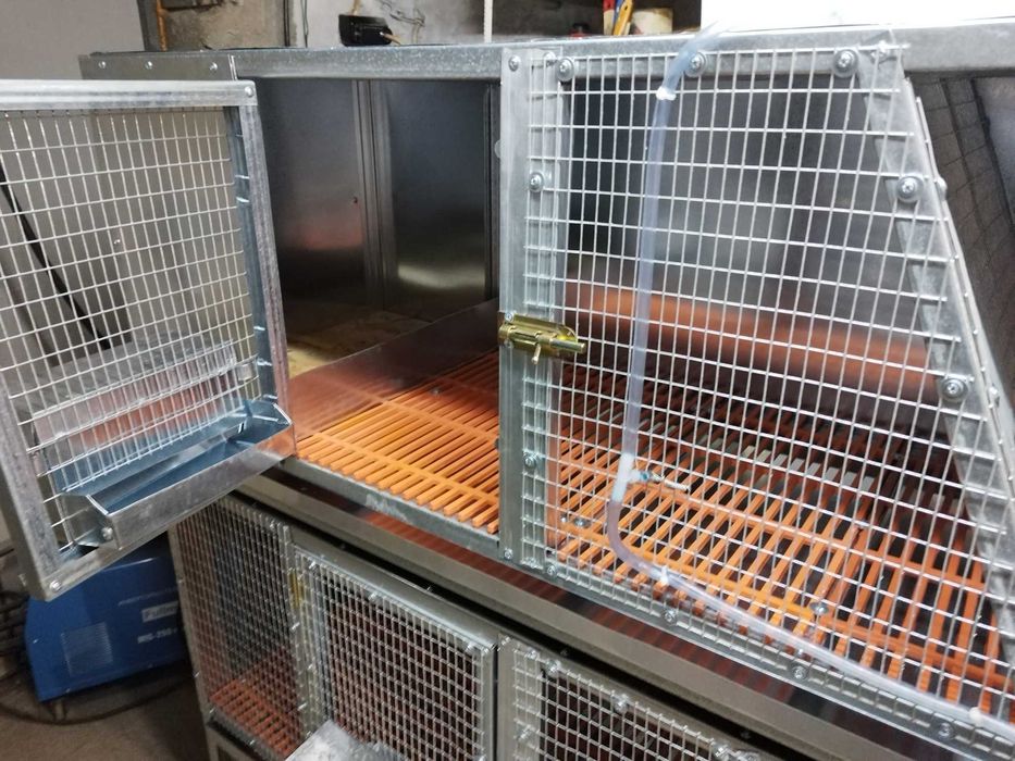 Оборудвани клетки за зайци.
