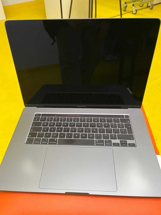 Продавам лаптоп APPLE MacBook Pro A 2141