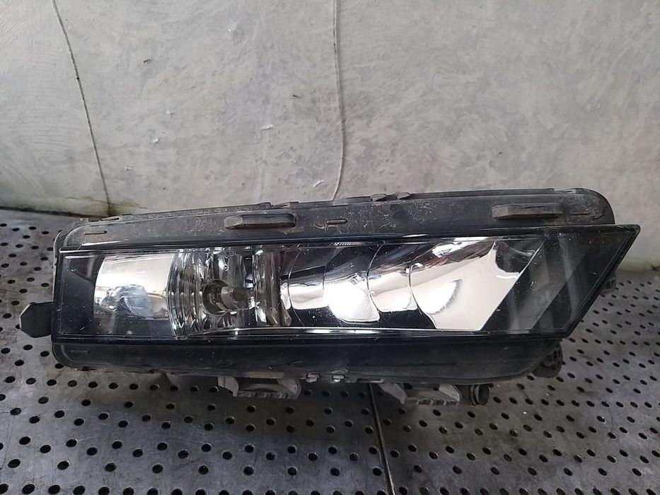 Proiector ceata dreapta skoda octavia 3 5e 5e0941700f