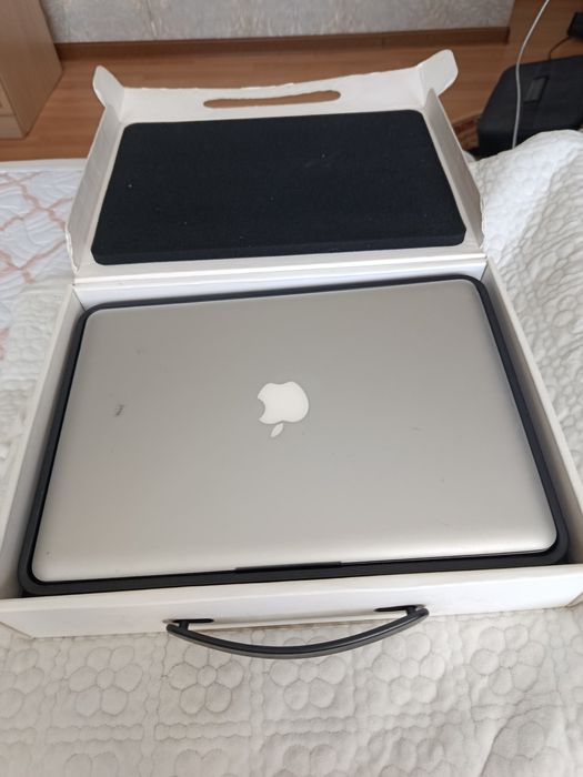 На продаже два ноутбука, MacBook и HP