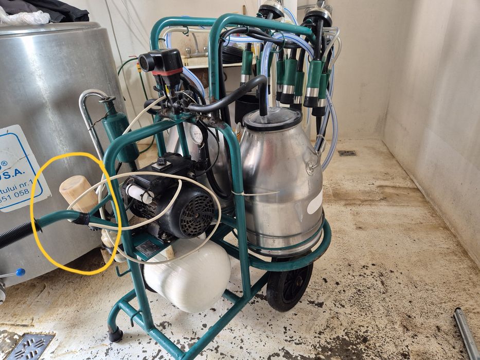 Vând aparat de muls cu 2 posturi si 2 bidoane inox