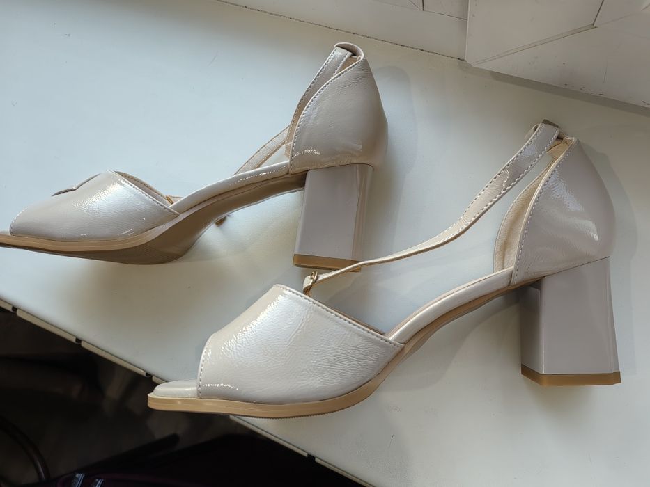 Продам босоножки новые 39 размер