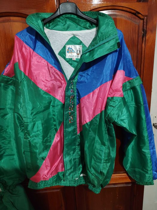 Продавам оригинален винтидж спортен екип (шушляков костюм / shell suit) от 90-те години .