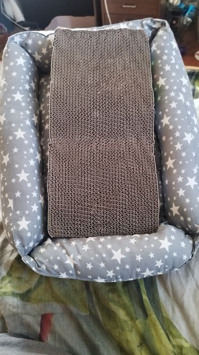 Продам для кошки домик, когтеточка и перинку