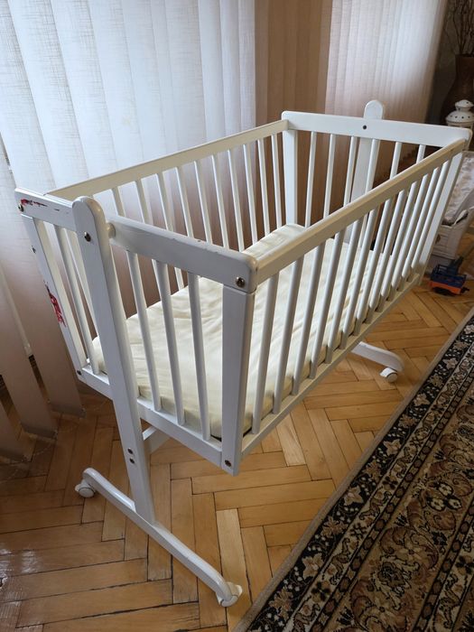 Pătuț / Leagăn din lemn alb pentru bebeluși cu saltea și roți