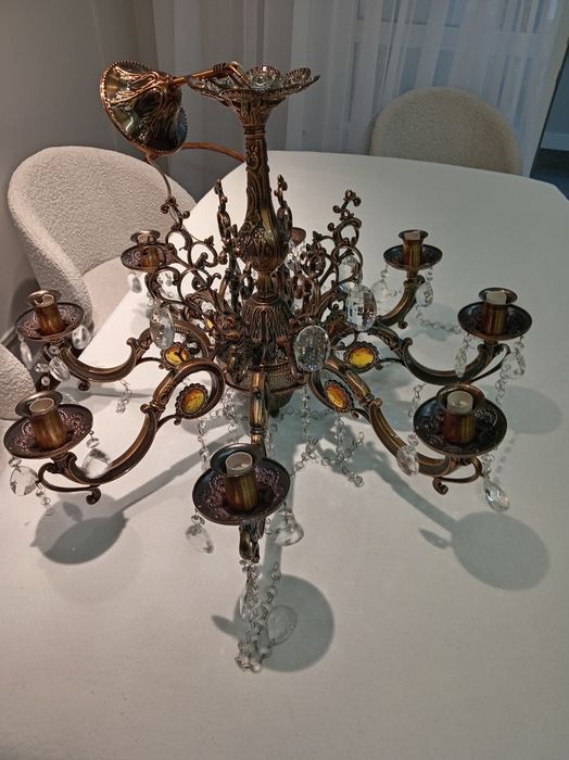 Люстра навесная с хрусталиками.