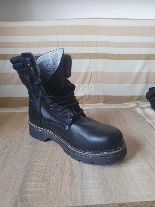 Bocanci noi, de piele, imblaniti, masura 46