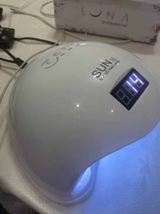 Маникюрный стол с лампой