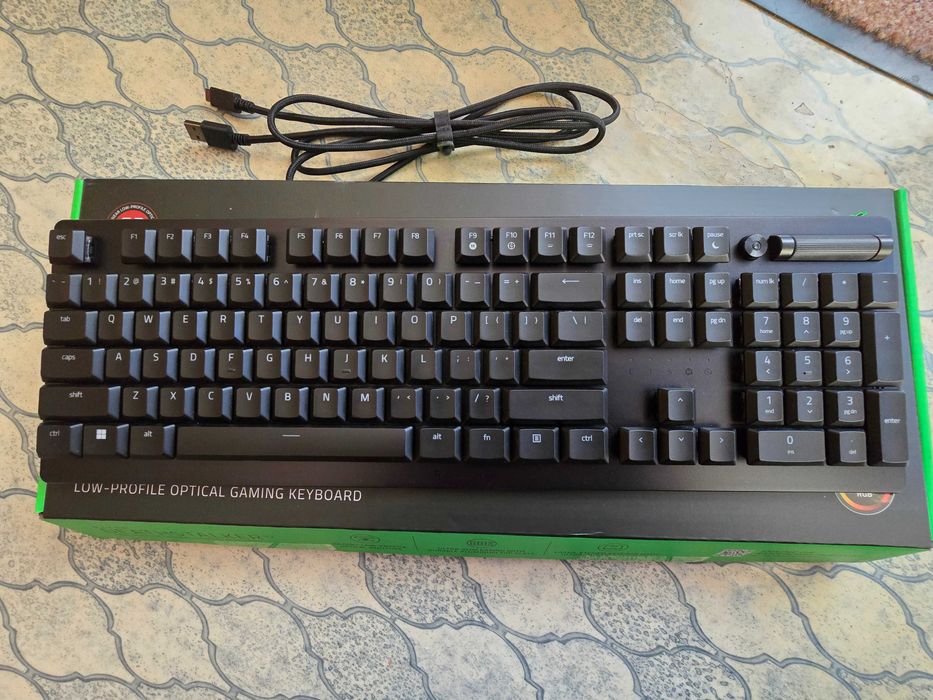 Продавам нископрофилна механична клавиатура Razer DeathStalker V2