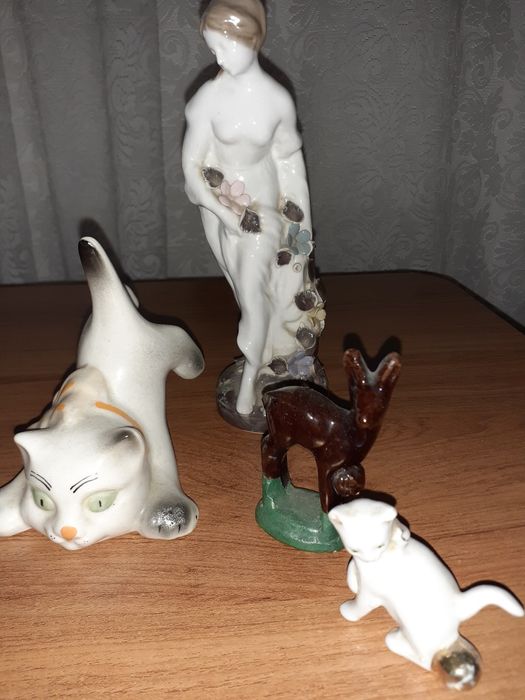 Vand 4  bibelouri și ornamente