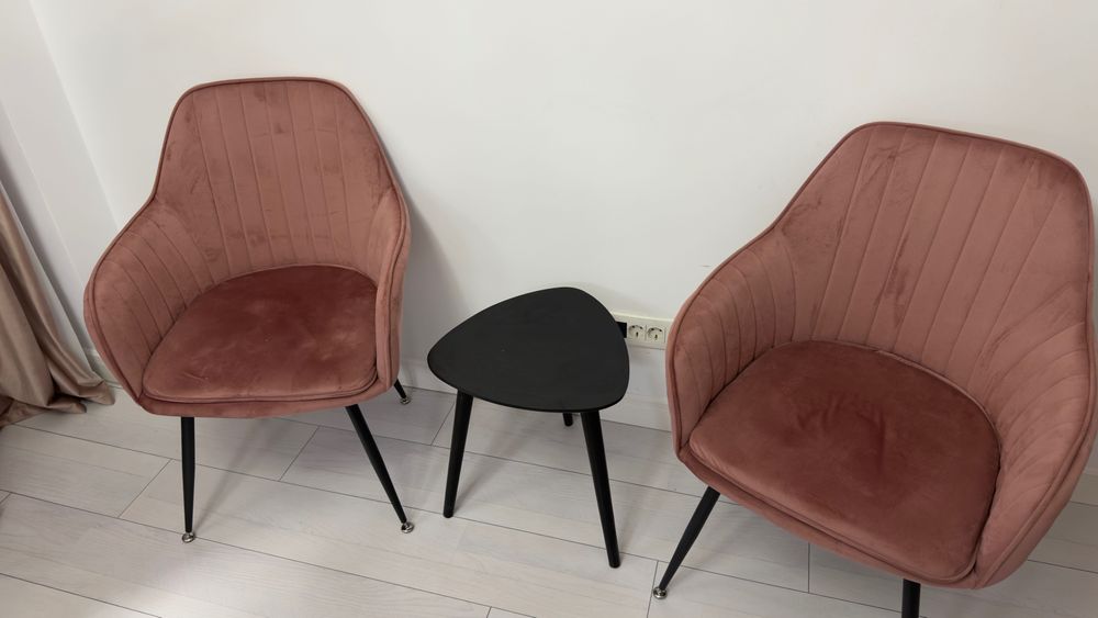 Masă manichiură, produse unghii, comodă, doua fotolii plus o floare decorativă