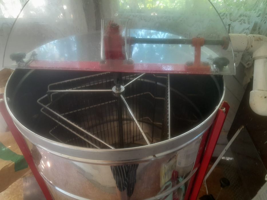 Stupi/Centrifuga apicola/ strecurătoare apicola/ bidoane miere sau lap