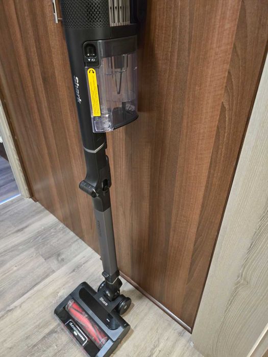 Продавам прахосмукачка SHARK IZ420EUT