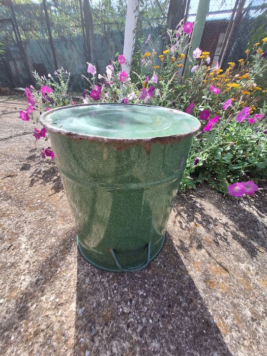 Голям зелен Казан за буркани от едно време