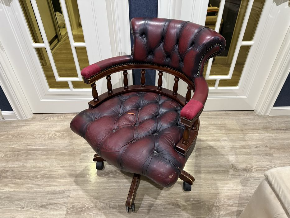 * шикарное офисное кресло из натуральных кожи и дерева