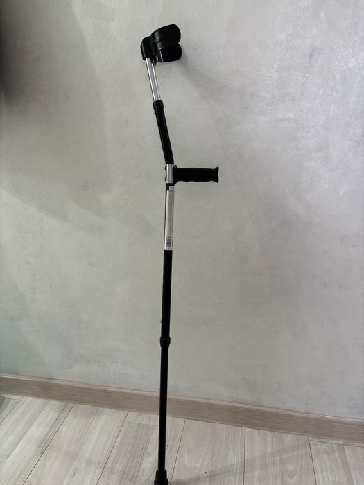 Костыль с опрой при ходьбе