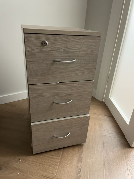 Тумбочка с замком