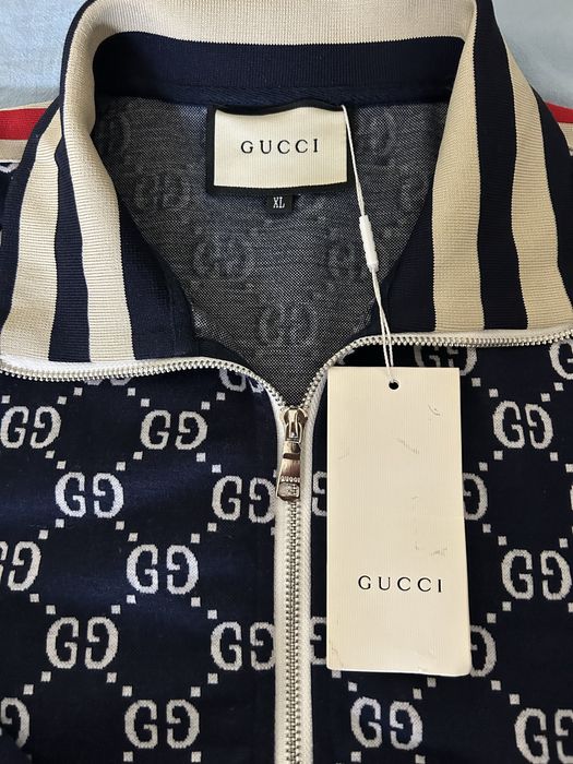 Продавам чисто ново спортно яке на Gucci