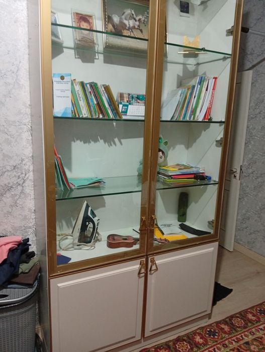 Продам шкаф стеклянный
