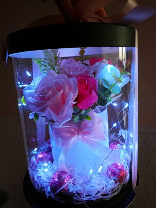 Празнична кутия с букет от рози