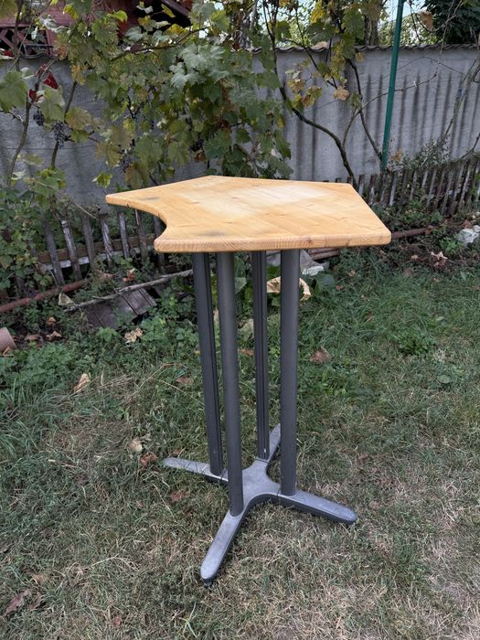 Pupitru / masă înaltă recepție – blat lemn, structură metalică solidă
