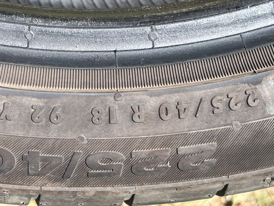 Se ofera spre vanzare 2 caucicuri Continental  R18