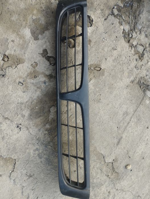 Решотка радиатора карина е