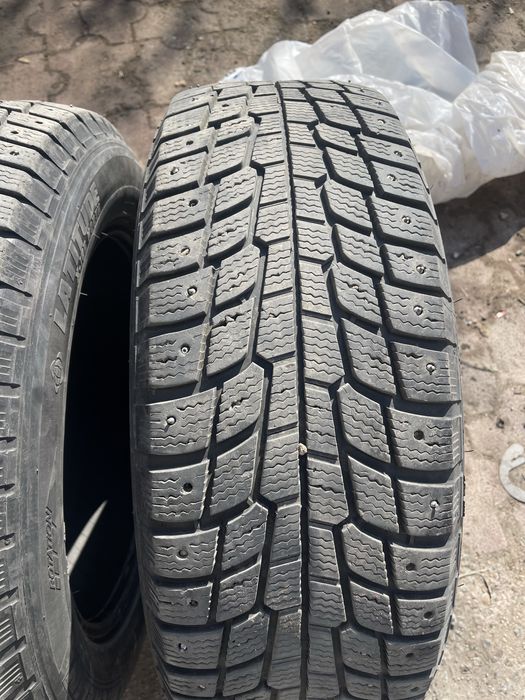 Зимние шипованные шины 235/60 18