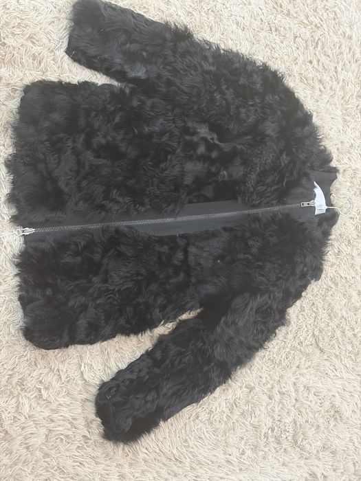 Haina blană (berbec) pentru femei. Culoarea neagra, marimea38(M).