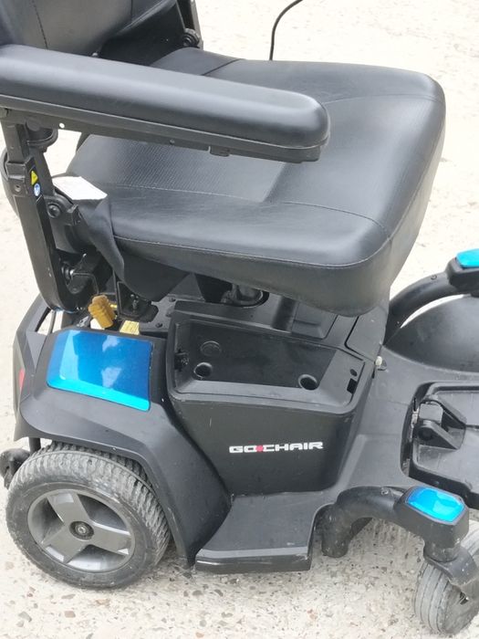 Cărucior scaun electric pentru persoane cu dizabilități