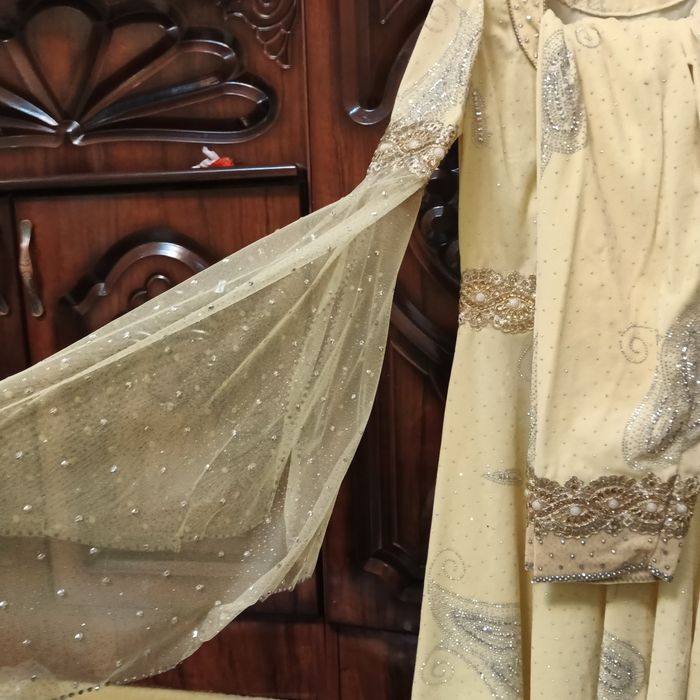 Kelinlik koʻylaklar yap yangi.Tikilgan kiyilmagan.Chimildiqda kiyiladi