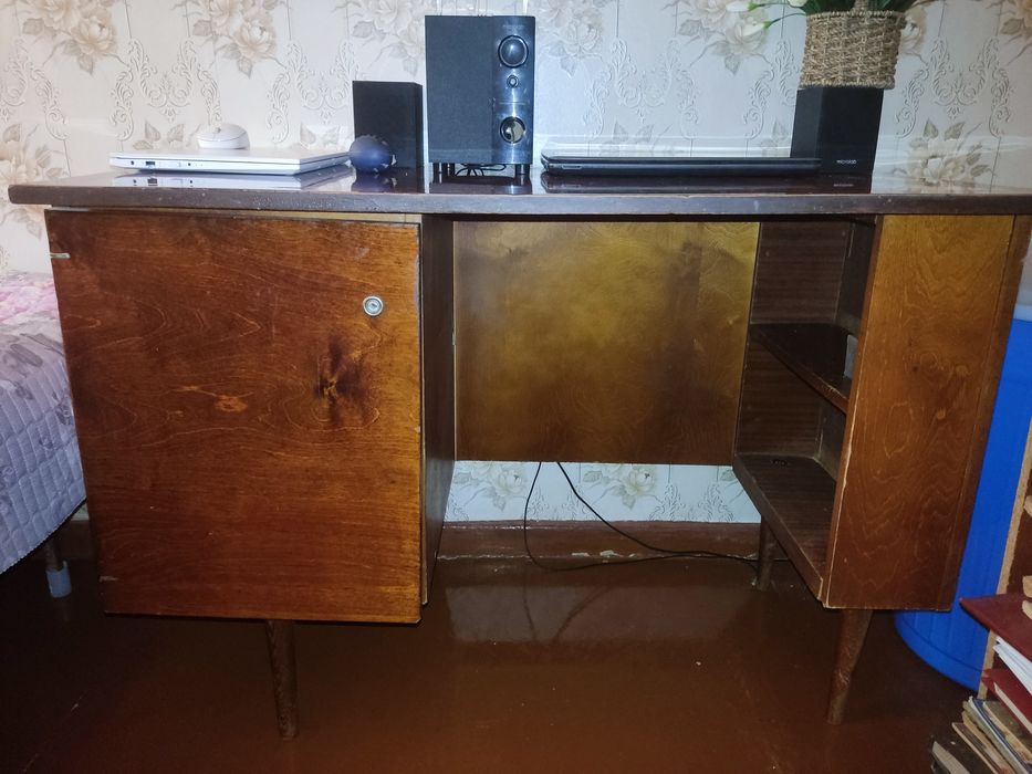 Продается письменный стол