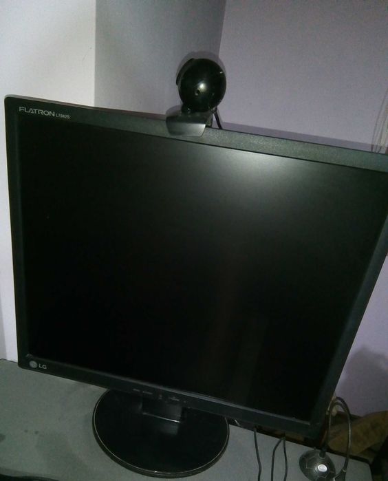 Монитор LG L1942S