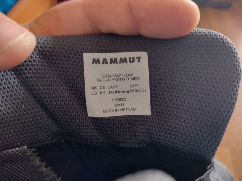 Vând bocanci Mammut noi