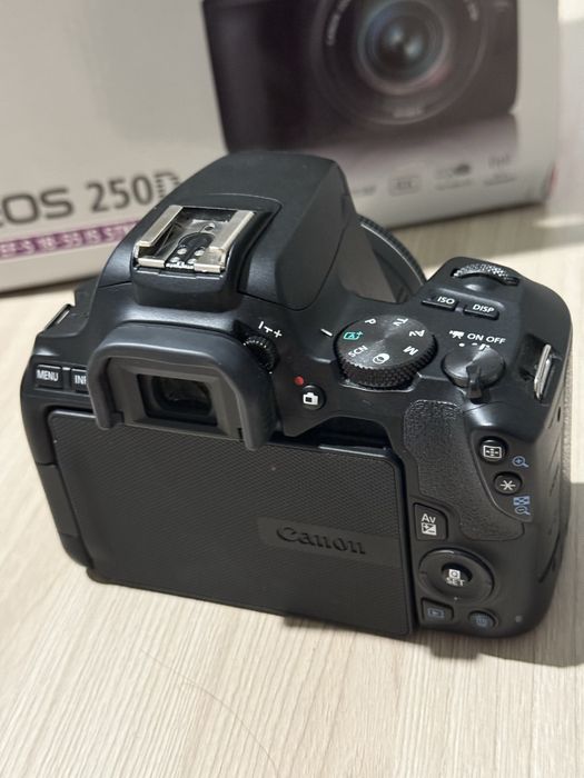 Фотоаппарат кэнон 250 д