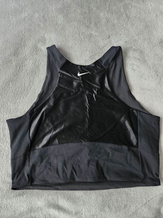 Нов черен топ на NIKE