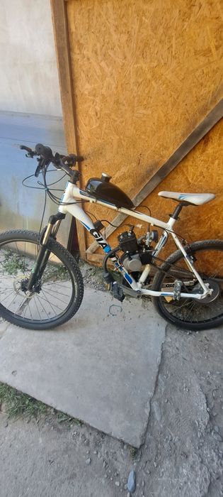 Vind bicicleta cu motor