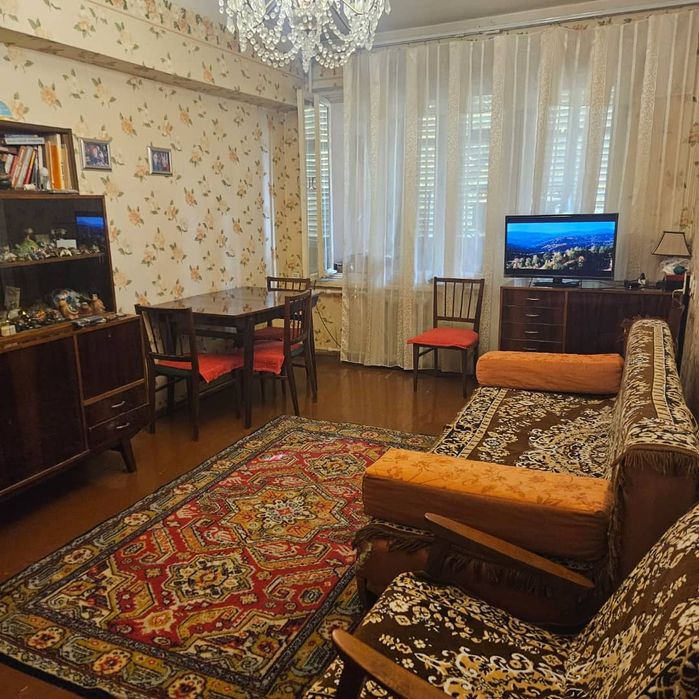 Продаётся квартира в классном месте. Ц-4, кирпич  3-2-4.