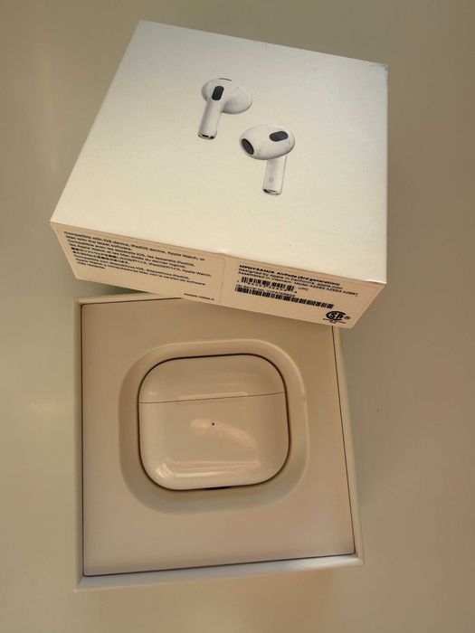 продам AirPods 3