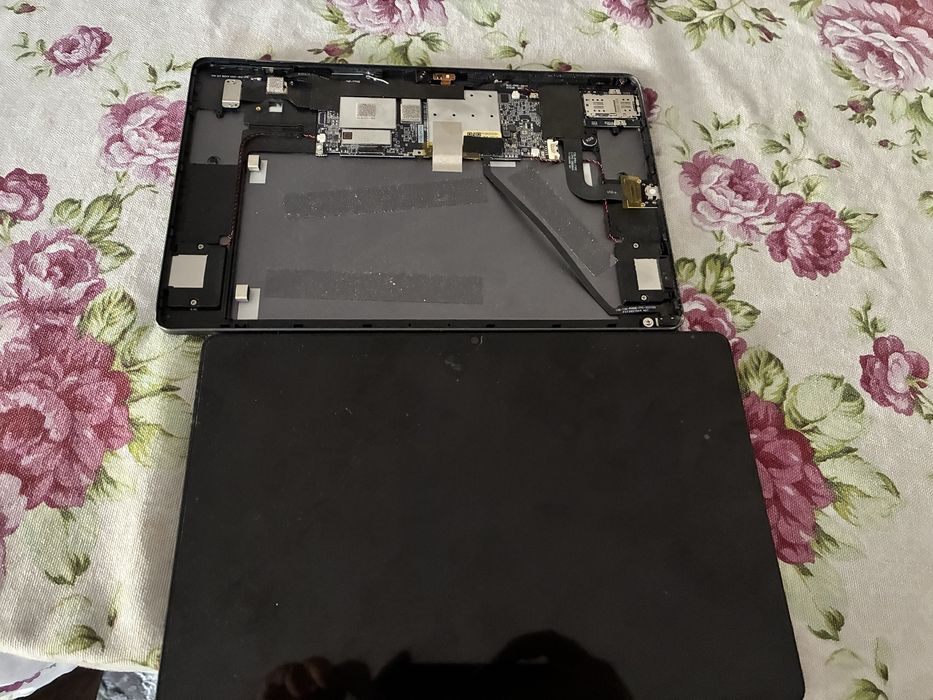 Tabletă Mediacom 10.1” pentru piese – pornea, fără baterie