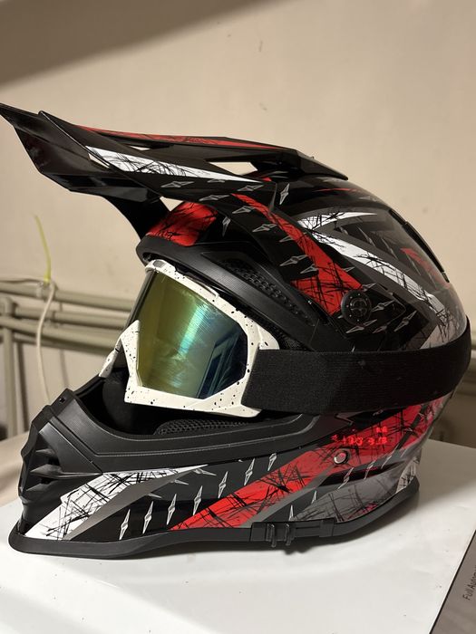 Продавам кросова каска LVS HF-800DV + очила.