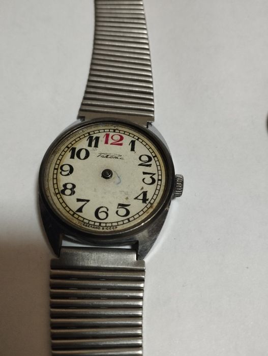 Antikvar soatlar sotiladi.