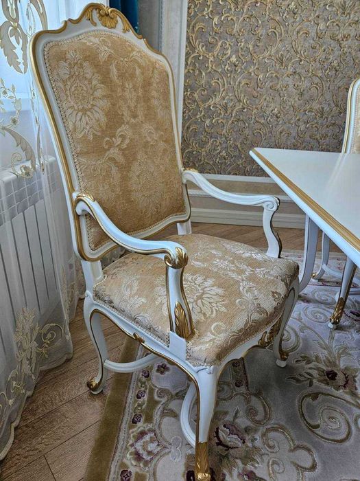 Стол и стулья для гостиной